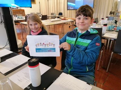 Das Foto zeigt unsere Kinderparlamentmitglieder Romy Neugschwendtner (3c) und Benno Adelwarth (4a).